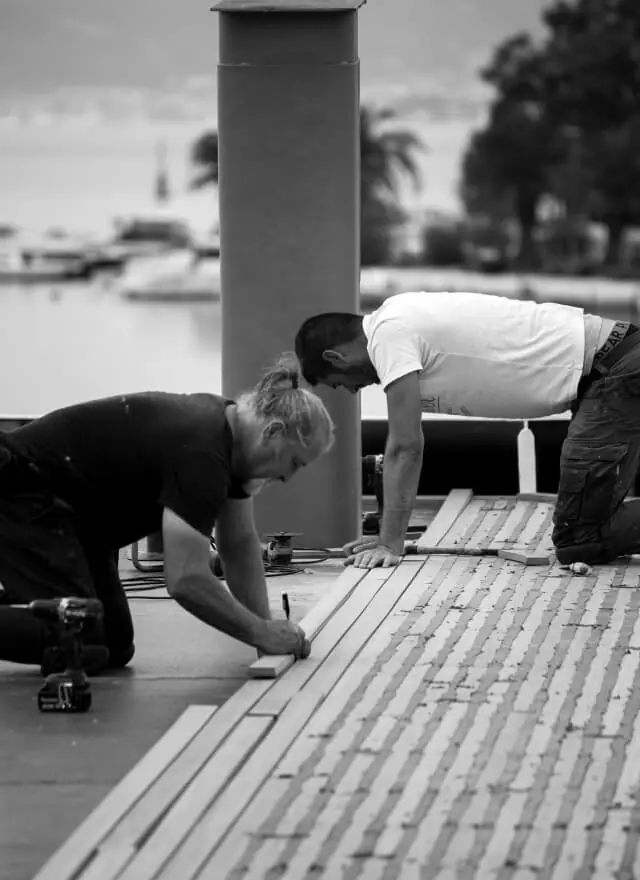 Laying teak deck by hand