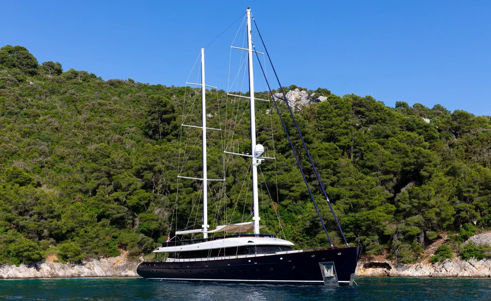 Clase Azul at anchor