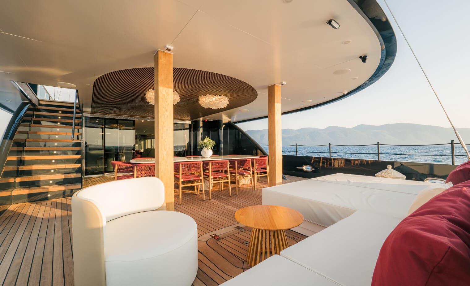 Reposado covered aft lounge