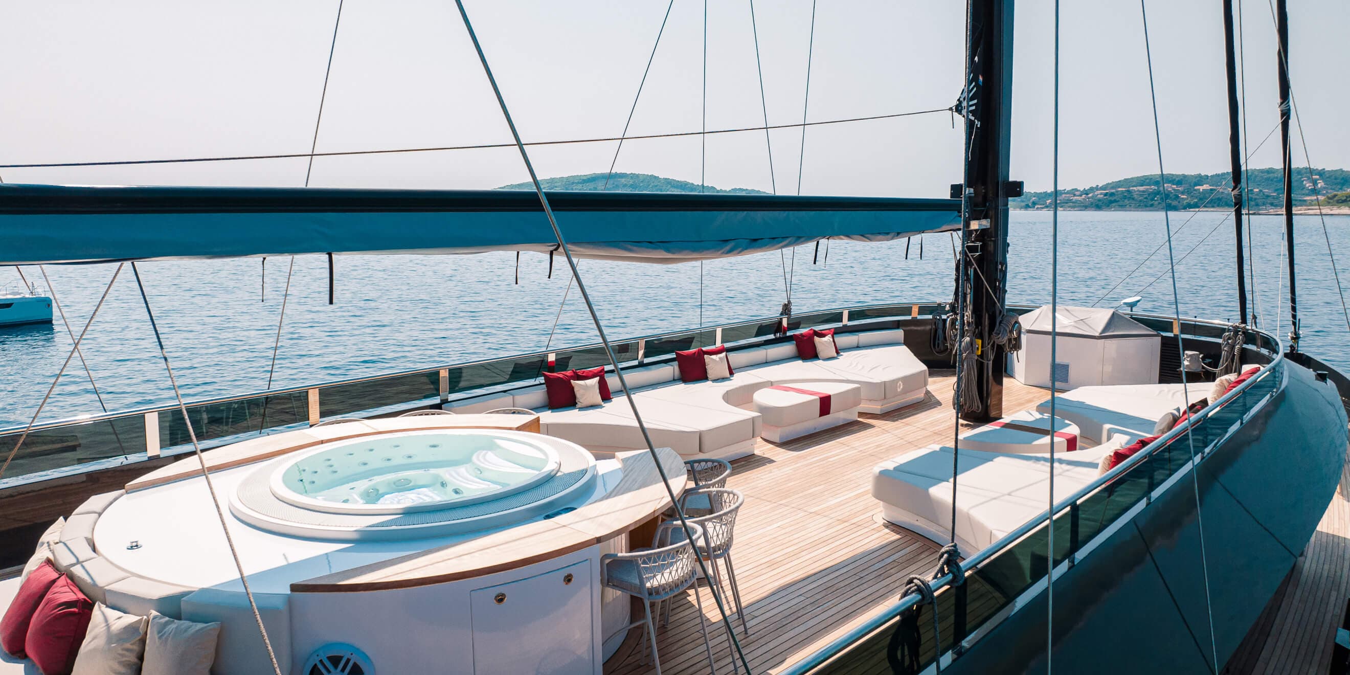 Reposado in profile at anchor